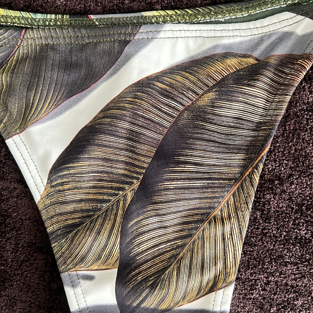 Bikini - Picture 2 of 5